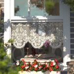 узкая полоса с фестончатым цветочным краем